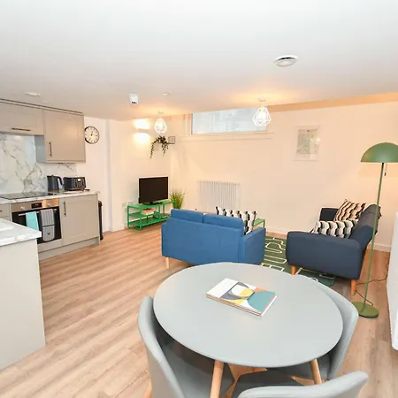 Spacious 1bed Mezzanine In ليدز