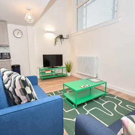 Spacious 1bed Mezzanine In ليدز