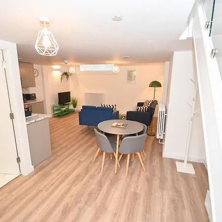 Spacious 1bed Mezzanine In ليدز